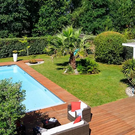 Sleeps 6 Villa Saubion